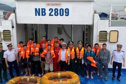 Tiếp nhận thuyền viên tàu Hoa Lư 02 gặp nạn vào bờ an toàn