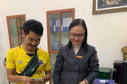 Tiếp viên đường sắt trả lại tài sản cho hành khách bỏ quên trên tàu