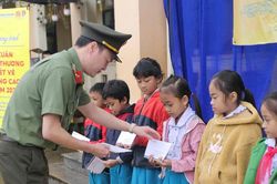 Tặng quà tết cho trẻ em đồng bào Cơ Tu