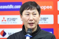 HLV Kim Sang Sik: Xuân Son xin được đá hết trận để tận hưởng