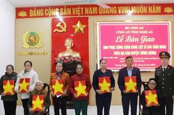 Công an Nghệ An trao 39 di ảnh phục dựng chân dung liệt sĩ cho thân nhân