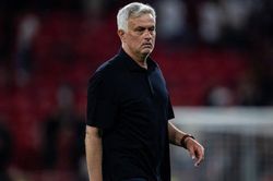 Người hâm mộ lo lắng khi Mourinho phải phẫu thuật