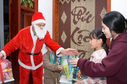 Dịch vụ ông già Noel ở Nghệ An nhộn nhịp trước lễ Giáng sinh