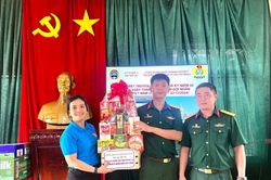 Công đoàn Khối doanh nghiệp Thương mại Trung ương tại TP. Hồ Chí Minh tặng quà nhân ngày 22/12