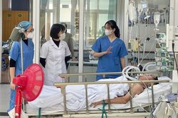 6 bệnh nhân nặng, nguy kịch trong vụ nghi ngộ độc ở Long Biên