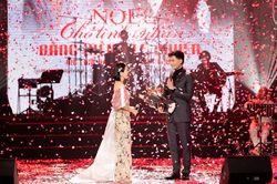Ca sĩ Lệ Quyên và Lâm Bảo Châu tình tứ trên sân khấu 'Noel cho tình nhân'