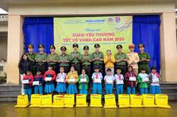 Chiến sĩ Công an mang Tết về vùng cao