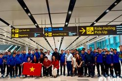 Đội tuyển Việt Nam được chào đón nồng nhiệt tại Singapore