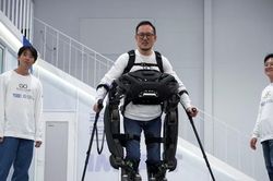 Hàn Quốc phát triển robot giúp người liệt nửa người đi lại