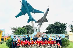 Gần 1.000 học sinh mầm non tham quan nhà truyền thống Sư đoàn Không quân 372