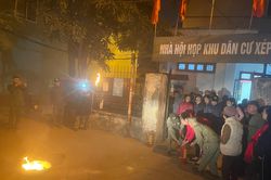 Tối Noel, người dân phường Thanh Trì hào hứng đi học tập, thực hành kỹ năng phòng ngừa hỏa hoạn