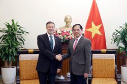 Phó Thủ tướng, Bộ trưởng Bộ Ngoại giao Bùi Thanh Sơn tiếp Đại sứ Australia chào từ biệt