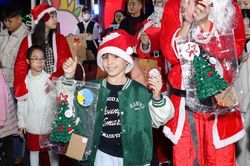 Đông đảo người dân và du khách vui cùng ông già Noel bên sông Hàn