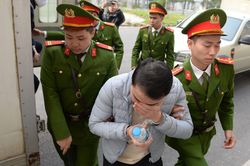 Xét xử vụ 'chuyến bay giải cứu' giai đoạn 2: Cảnh sát dẫn giải 17 bị cáo ra tòa