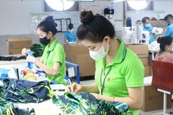 Công nhân mong chờ thưởng Tết