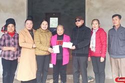 Hội Người mù tỉnh Sơn La trao tiền hỗ trợ làm nhà cho hội viên tại bản Mai Ngập