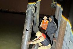 Phát hiện tàu khai thác cát trái phép công suất lớn trên sông Hồng