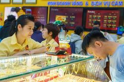 Giá vàng hôm nay 25/12/2024 tăng yếu ớt, không thể kéo vàng SJC và nhẫn bứt phá