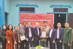 Trao 100 triệu đồng hỗ trợ xây dựng nhà tình nghĩa ở huyện Yên Thành