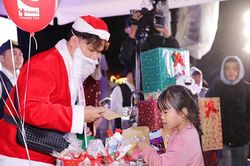 Đà Nẵng: Tặng quà cho người dân và du khách trong đêm Noel