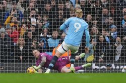 Haaland đá hỏng 11m, Man City tiếp tục không thắng
