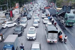 Ùn tắc giao thông thường xuyên tại trung tâm TP. Vinh
