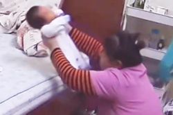 Khởi tố bảo mẫu bạo hành bé trai 1 tháng tuổi ở Hà Nội