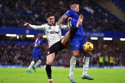 Chelsea và Tottenham thất bại cay đắng, Nottingham vượt mặt Arsenal vào top 3 Ngoại hạng Anh