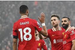 Liverpool ngược dòng ngoạn mục trong màn sương mờ ở Anfield, 'một mình một ngựa' trên đỉnh Ngoại hạng Anh