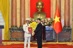 Chủ tịch nước Lương Cường trao quyết định thăng cấp bậc hàm Thượng tướng cho Thứ trưởng Công an Lê Quốc Hùng
