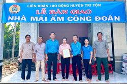 Bàn giao 2 căn nhà Mái ấm công đoàn cho đoàn viên huyện Tri Tôn