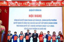 Quận Đống Đa công bố quyết định công tác cán bộ các phường sau sắp xếp đơn vị hành chính