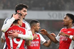 Thắng tối thiểu đội bét bảng, Arsenal tiếp tục bám đuổi Liverpool trong cuộc đua vô địch