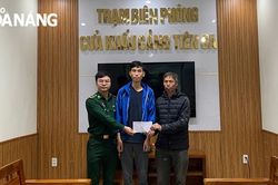 Trạm Biên phòng cửa khẩu cảng Tiên Sa hỗ trợ người đi lạc về với gia đình