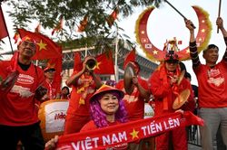 Cổ động viên diễu hành tiếp lửa tuyển Việt Nam trước trận bán kết ASEAN Cup 2024