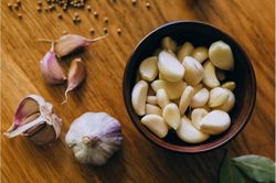 Nam giới ăn tỏi thường xuyên có những lợi ích bất ngờ gì?