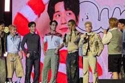 Quân A.P 'gây mê' với loạt hit 'Say Hi' tại fan meeting, hé lộ dự án mới