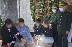 'Con nghiện' bị tóm tại trận