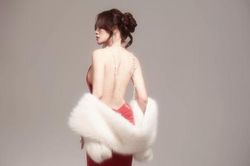 Thu Quỳnh khoe lưng trần quyến rũ sau 2 lần sinh nở