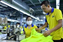 Doanh nghiệp dệt may 'ngộp thở' vì đơn hàng, người lao động phấn khởi