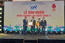 Trung tâm Xúc tiến đầu tư, thương mại, du lịch Hà Nội nhận Huân chương Lao động Hạng Ba