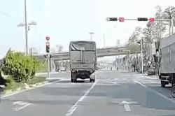 Lao như 'tên bắn', xe máy tông thẳng vào đuôi xe tải đang dừng đèn đỏ khiến 1 người tử vong