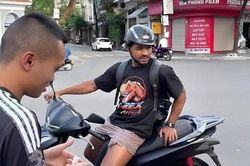 Những hình ảnh rất Việt Nam của Nguyễn Xuân Son: Đi xe máy đón con đi học, mua bánh chuối vỉa hè