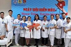 Gần 400 y, bác sĩ Bệnh viện Trung ương Huế tham gia ngày hội hiến máu tình nguyện