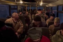 Nga và Ukraine trao đổi tù binh, Tổng tư lệnh Kiev thị sát tiền tuyến ở Donetsk