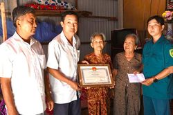 Trao Bằng khen UBND tỉnh cho gia đình thanh niên đang thi hành nghĩa vụ quân sự