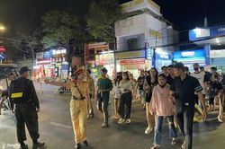 [Chùm ảnh] Dòng người nườm nượp hướng về Công viên Dương Tử Giang đón xem chương trình chương trình nghệ thuật countdown đón chào năm mới 2025