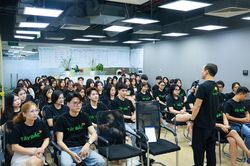 Bài 2: 'Con người luôn ở vị trí trung tâm trong chiến lược phát triển'