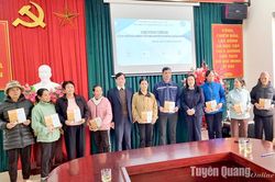Trao tặng 41 thẻ BHYT cho người dân có hoàn cảnh khó khăn phường Đội Cấn