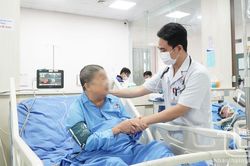 Bị ngừng hô hấp và tuần hoàn, người bệnh 67 tuổi được hồi sinh
